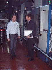 Markus Forster, Betriebsleiter ZBG, mit Michael Vogt, Renishaw GmbH