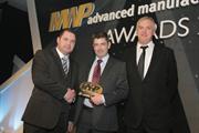 Kevyn Jonas (Mitte) erhält die MWP-Auszeichnung "Best Quality Control Equipment" vom Kategorie-Sponsor Hardinge