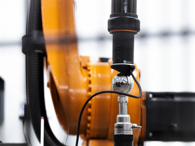 Renishaws RCS L-90 Linearmessgerät für die industrielle Automatisierung, angebracht zwischen einem Roboterarm und einer Einmesskugel in einer Roboterz