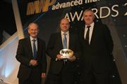 Sir David McMurtry (links) übergibt den MWP-Preis ‘Best R&D Project’ an Versarien