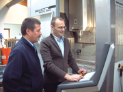 Stefan Feichtlbauer (rechts) hebt im Gespräch mit Michael Vogt, Renishaw GmbH, die Vorteile der Werkzeugbruchüberwachung TRS2 hervor.