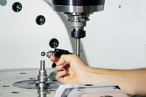 Techniker beim Einrichten eines QC20 Kreisformmessgerät an einer Maschine