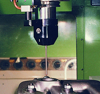 Erster Messtaster für den Einsatz in Werkzeugmaschinen im Jahr 1977