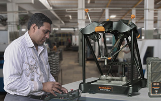 Maschinenbediener bei Kishan Auto verwendet das Equator Prüfgerät