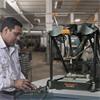 Maschinenbediener bei Kishan Auto verwendet das Equator Prüfgerät